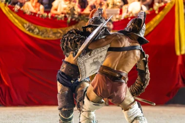 Zgodni gladijatori osvajaju Pulu: Pogledajte spektakularne prizore iz rimske Arene