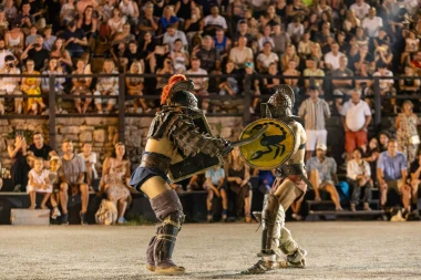 Zgodni gladijatori osvajaju Pulu: Pogledajte spektakularne prizore iz rimske Arene