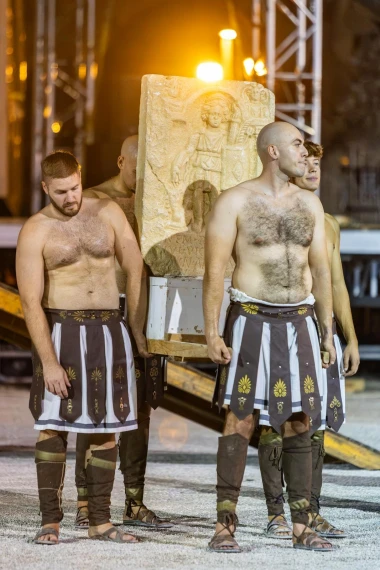 Zgodni gladijatori osvajaju Pulu: Pogledajte spektakularne prizore iz rimske Arene