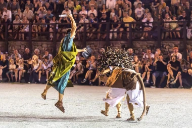 Zgodni gladijatori osvajaju Pulu: Pogledajte spektakularne prizore iz rimske Arene