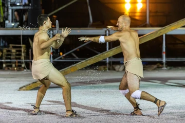 Zgodni gladijatori osvajaju Pulu: Pogledajte spektakularne prizore iz rimske Arene