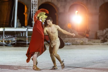 Zgodni gladijatori osvajaju Pulu: Pogledajte spektakularne prizore iz rimske Arene
