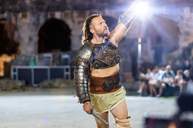 Zgodni gladijatori osvajaju Pulu: Pogledajte spektakularne prizore iz rimske Arene
