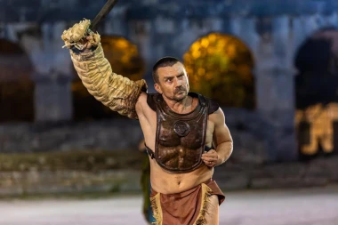 Zgodni gladijatori osvajaju Pulu: Pogledajte spektakularne prizore iz rimske Arene