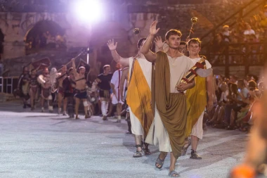 Zgodni gladijatori osvajaju Pulu: Pogledajte spektakularne prizore iz rimske Arene