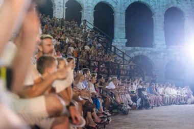 Zgodni gladijatori osvajaju Pulu: Pogledajte spektakularne prizore iz rimske Arene