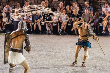 Zgodni gladijatori osvajaju Pulu: Pogledajte spektakularne prizore iz rimske Arene