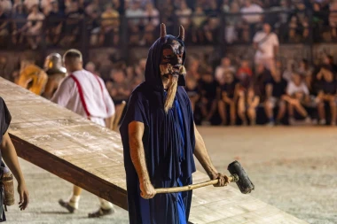 Zgodni gladijatori osvajaju Pulu: Pogledajte spektakularne prizore iz rimske Arene