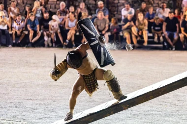 Zgodni gladijatori osvajaju Pulu: Pogledajte spektakularne prizore iz rimske Arene