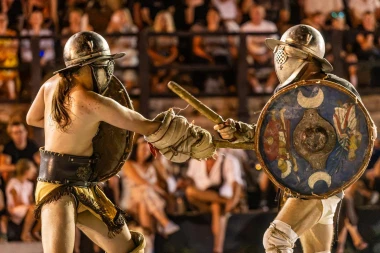 Zgodni gladijatori osvajaju Pulu: Pogledajte spektakularne prizore iz rimske Arene
