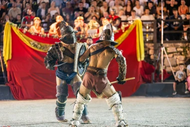 Zgodni gladijatori osvajaju Pulu: Pogledajte spektakularne prizore iz rimske Arene