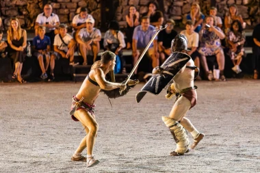 Zgodni gladijatori osvajaju Pulu: Pogledajte spektakularne prizore iz rimske Arene