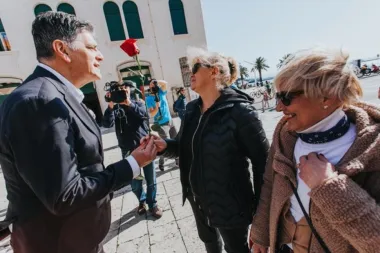 'Dalmatinski slavuji' uoči dana zaljubljenih Splićankama su na Rivi dijelili ruže