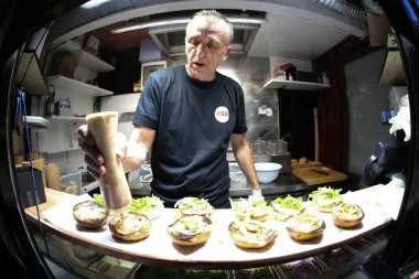 Otvoren novi burger bar iza kojeg stoji poznati hrvatski reper. Saznale smo sve o tome