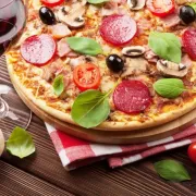 Pizza i vino odlično se slažu. Otkrij koja sorta ide najbolje uz tvoju omiljenu pizzu