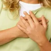 Kako prepoznati jesu li bolovi u prsima srčani udar?