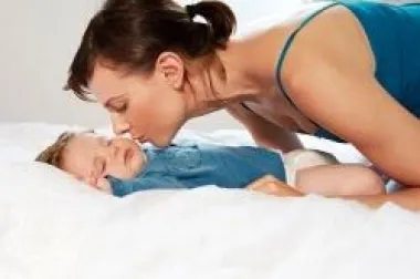 Majčin poljubac prenosi karijes na bebu