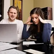 Nemojte dozvoliti da vam financijski problemi ugroze vezu