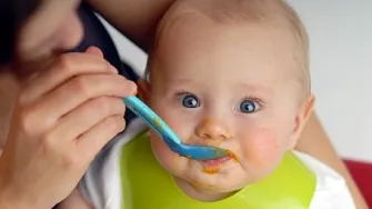 Kako priviknuti bebe na krutu hranu?
