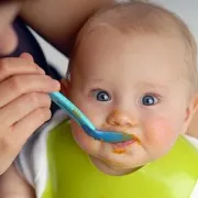 Kako priviknuti bebe na krutu hranu?