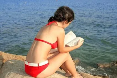 Što se čita na plaži ove godine?