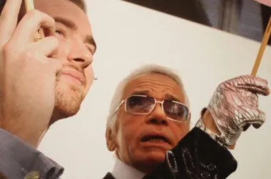 Zbog koga je Karl Lagerfeld počeo nositi ružičasti kišobran