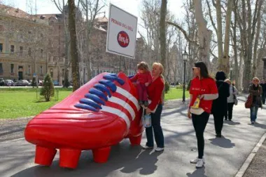 Tko je izgubio XXXL kopačku i košarkašku loptu u centru Zagreba?