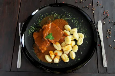 Tražiš recept za dalmatinsku pašticadu? Na pravom si mjestu!
