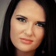 Pred ogledalom s Anom: večernji makeup look inspiriran jesenjim bojama