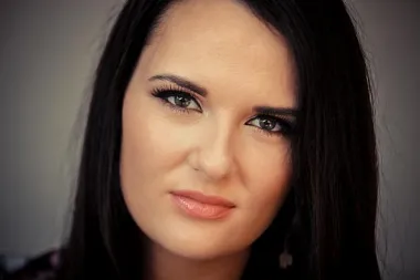 Pred ogledalom s Anom: večernji makeup look inspiriran jesenjim bojama
