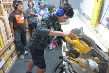 Za djecu je dobro da se igraju opasnim alatom i predmetima?