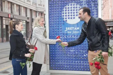 Šarmantni Ivan Šarić Nivea kremama i ružama izmamio osmijehe dama u središtu Zagreba