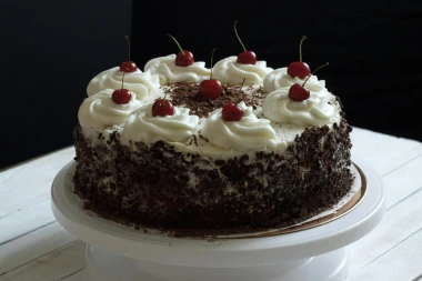 Ukusni voćni deserti: Kolač s jabukama, Schwarzwald torta i jedna neobična slastica