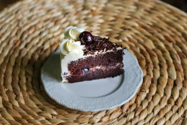 Ukusni voćni deserti: Kolač s jabukama, Schwarzwald torta i jedna neobična slastica