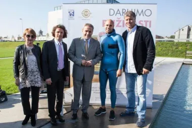 Simboličnim zaronom Goran Čolak najavio "ružičasti mjesec"