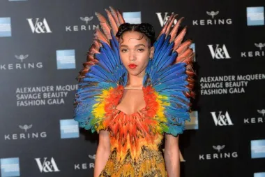 FKA Twigs u neobičnom outfitu izgledala poput ptice iz tropskog raja