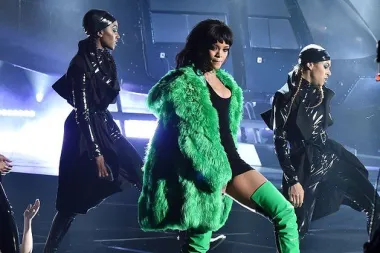 Rihanna u zelenoj bundi i minijaturnoj haljini zapalila publiku