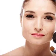 Izgledati mršavije samo uz pomoć makeupa? Trikovi koji stvarno pomažu