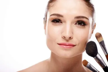 Izgledati mršavije samo uz pomoć makeupa? Trikovi koji stvarno pomažu