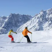 Vijugati po snijegu pred kulisom kao iz snova