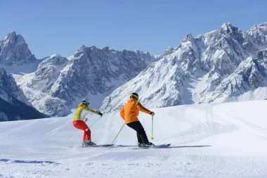 Vijugati po snijegu pred kulisom kao iz snova