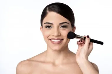 Odlični make-up trikovi za djevojke koje nose naočale
