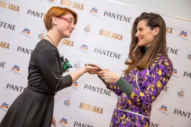 Iva Balaban donirala kosu u Pantene kampanji „Budi jaka“