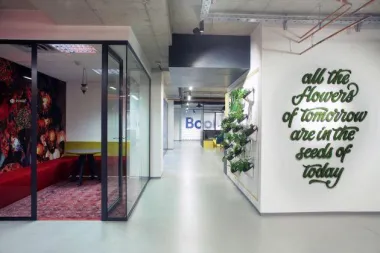 Redizajnirani Booking.com ured inspiriran putovanjem, mobilnošću i zagrebačkim motivima