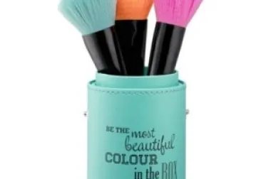 Poklanjamo vam Essence "make me pretty" set kistova