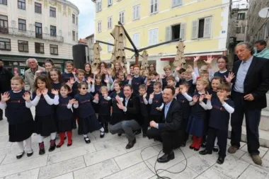 Tjedan Porina i službeno započeo podizanjem zastave na splitskoj Pjaci