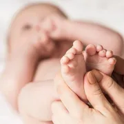 Olakšajte bebi tegobe s pomoću akupresurne masaže