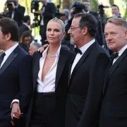 Charlize Theron zna kako se nosi odijelo!