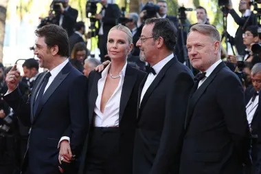 Charlize Theron zna kako se nosi odijelo!