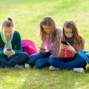 Tinejdžeri i mobiteli – gdje su granice?